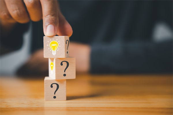 在制定企業(yè)戰(zhàn)略規(guī)劃時，如何平衡短期與長期目標？