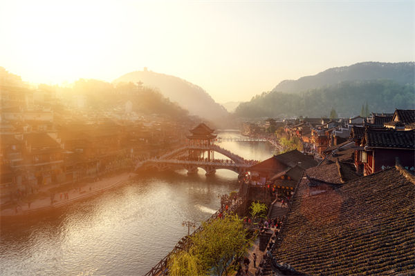 戰(zhàn)略規(guī)劃分析：村民不滿古鎮(zhèn)收門票，指引游客逃票
