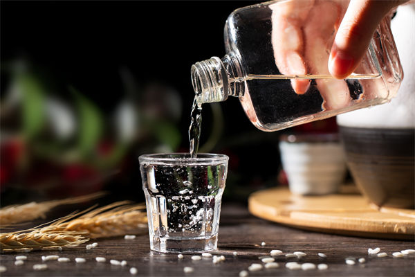 白酒遇冷，集體“降度”，關(guān)聯(lián)企業(yè)有何營銷啟示？